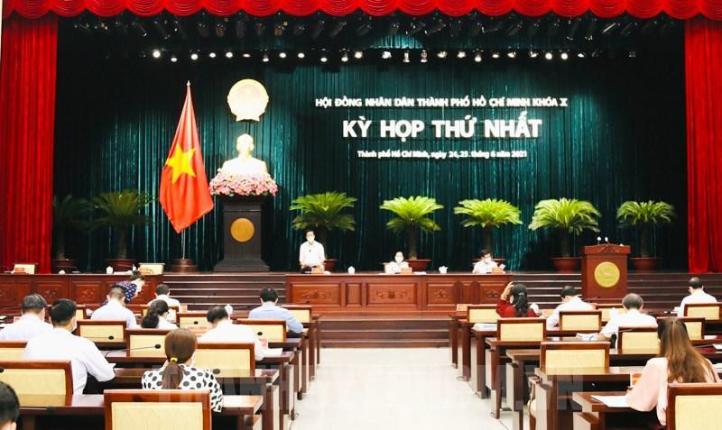 Kỳ họp thứ nhất HĐND TPHCM nhiệm kỳ 2021 - 2026 diễn ra trong bối cảnh TPHCM đang thực hiện giãn cách xã hội phòng chống dịch COVID-19. Ảnh: Thành ủy TPHCM