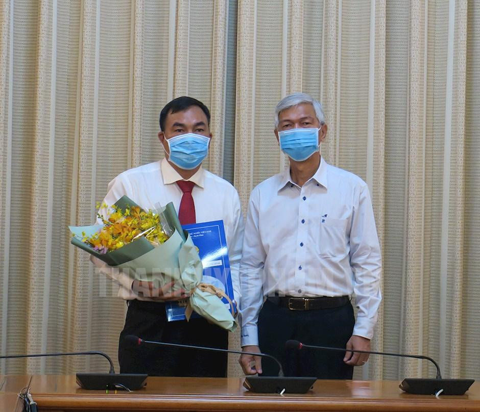 Ông Phạm Đình Dũng (trái) nhận quyết định bổ nhiệm từ Phó Chủ tịch Võ Văn Hoan. Ảnh: Thành ủy TPHCM Ông Phạm Đình Dũng (trái) nhận quyết định bổ nhiệm từ Phó Chủ tịch Võ Văn Hoan. Ảnh: Thành ủy TPHCM