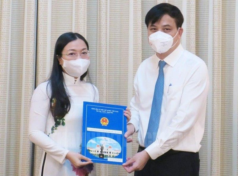 Bà Nguyễn Thị Thu Nga (trái). Ảnh: Thành ủy TPHCM Bà Nguyễn Thị Thu Nga (trái). Ảnh: Thành ủy TPHCM