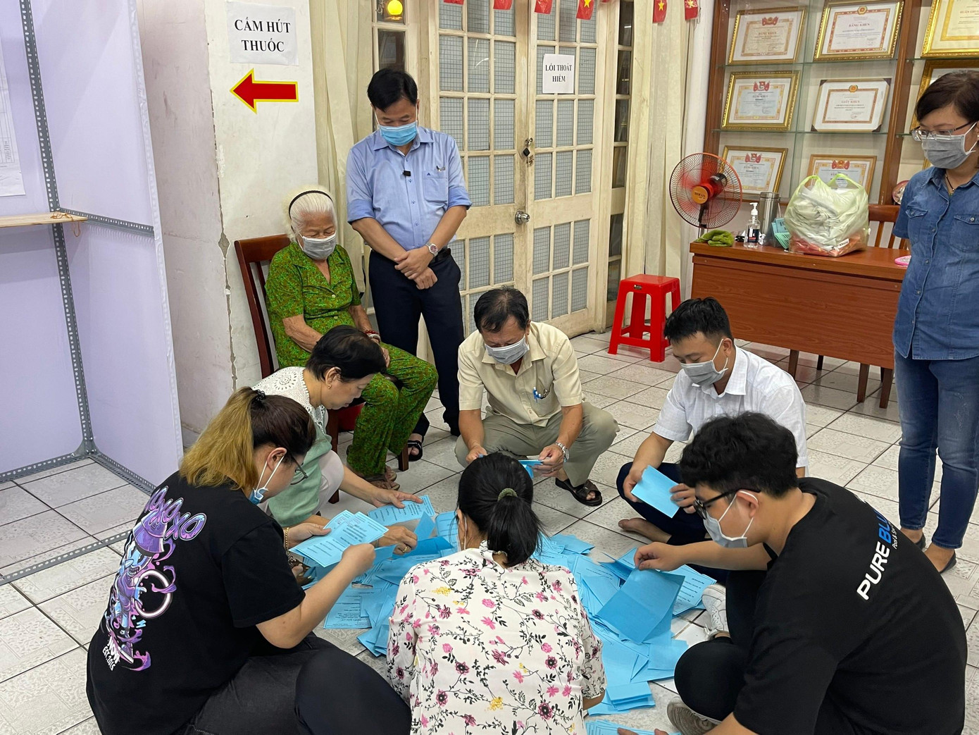 Kiểm phiếu bầu tại một đơn vị bầu cử ngay sau khí kết thúc bỏ phiếu vào tối 23/5 Kiểm phiếu bầu tại một đơn vị bầu cử ngay sau khí kết thúc bỏ phiếu vào tối 23/5