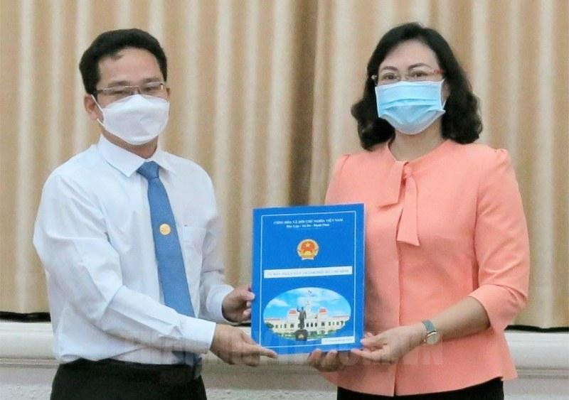 Ông Phạm Minh Tuấn (trái) được điều động về Thành ủy sau khi TPHCM bỏ HĐND cấp quận, phường theo mô hình tổ chức chính quyền đô thị Ông Phạm Minh Tuấn (trái) được điều động về Thành ủy sau khi TPHCM bỏ HĐND cấp quận, phường theo mô hình tổ chức chính quyền đô thị