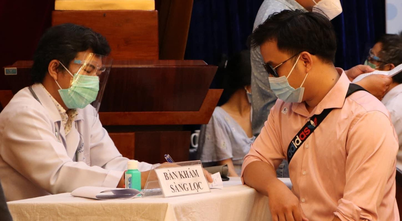 Nhân viên y tế Viện Pasteur TPHCM khám sàng lọc trước khi tiêm vắc xin COVID-19 Nhân viên y tế Viện Pasteur TPHCM khám sàng lọc trước khi tiêm vắc xin COVID-19