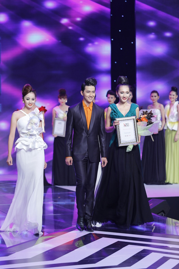 Ba thí sinh giành giải đồng: Phạm Thị Thu Thủy, Võ Ngọc Cảnh, Tô Uyên Khánh Ngọc 