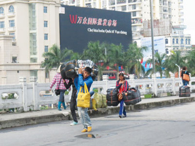 Vác hàng lậu về Việt Nam. Ảnh: Káp Thành Long 