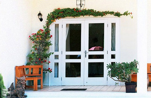 Trong khu đất rộng 1000m2, biệt thự 2 tầng với kiến trúc đẹp mắt nổi bật bởi một màu trắng tinh khiết, trang nhã