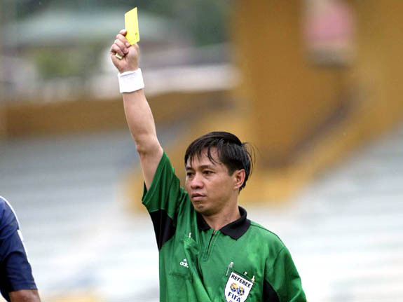 Ông Đặng Thanh Hạ khi còn là trọng tài cầm còi ở V-League. Ảnh: VSI