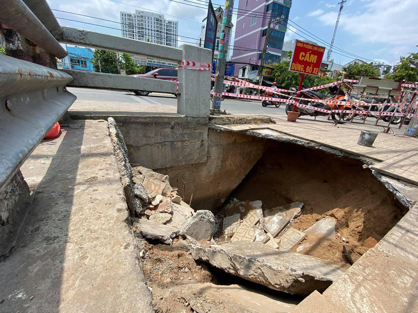 Hố sâu khoét hàm ếch có nguy cơ tiếp tục sụt lún. Hố sâu khoét hàm ếch có nguy cơ tiếp tục sụt lún.