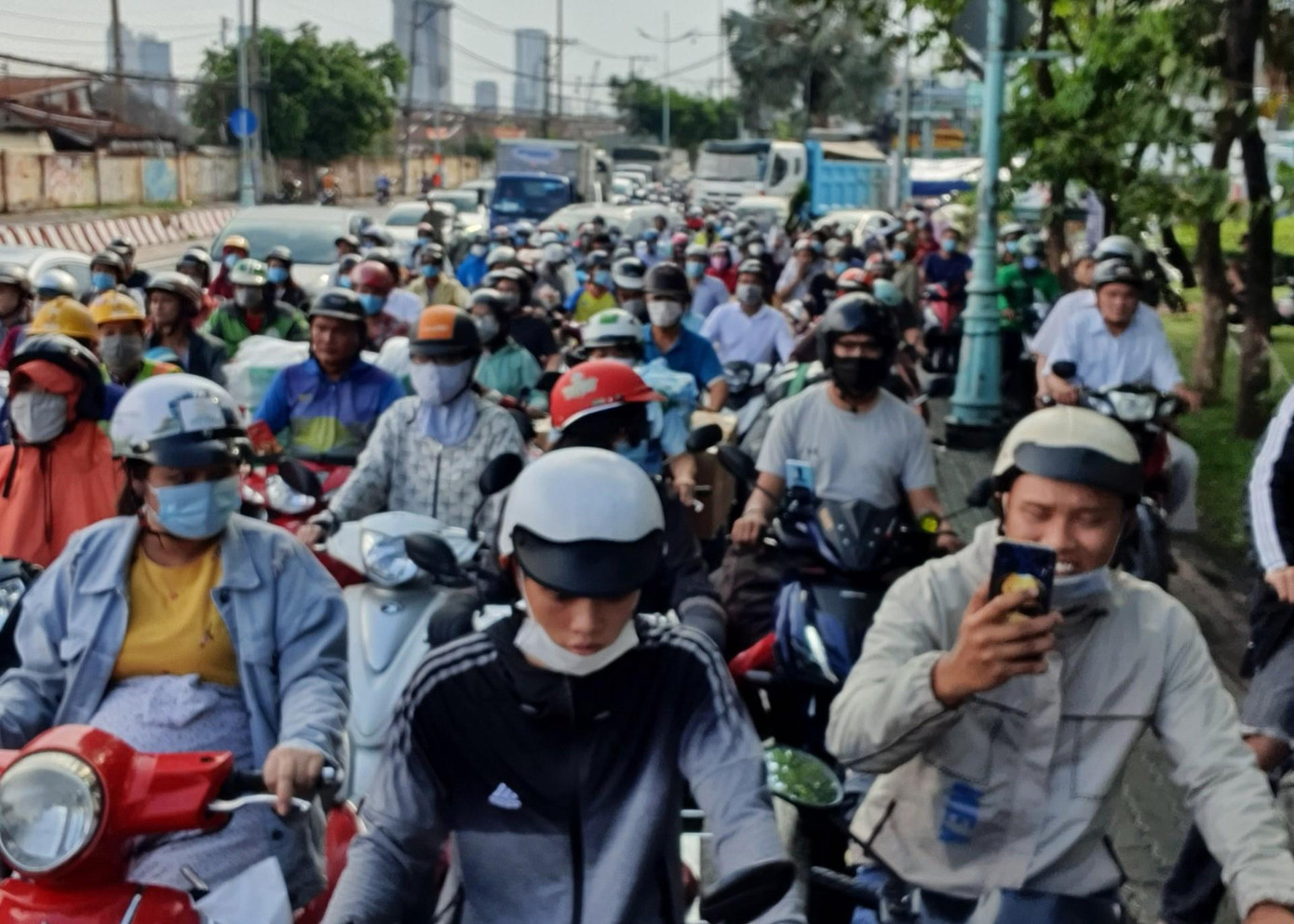 Tai nạn khiến tuyến đường Nguyễn Tất Thành ùn tắc nghiêm trọng.