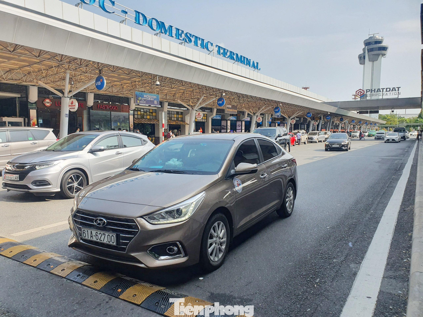 Làn đường dành cho xe đưa đón người đến/đi từ sân bay cũng thông thoáng, không còn cảnh kẹt xe như trước đây.