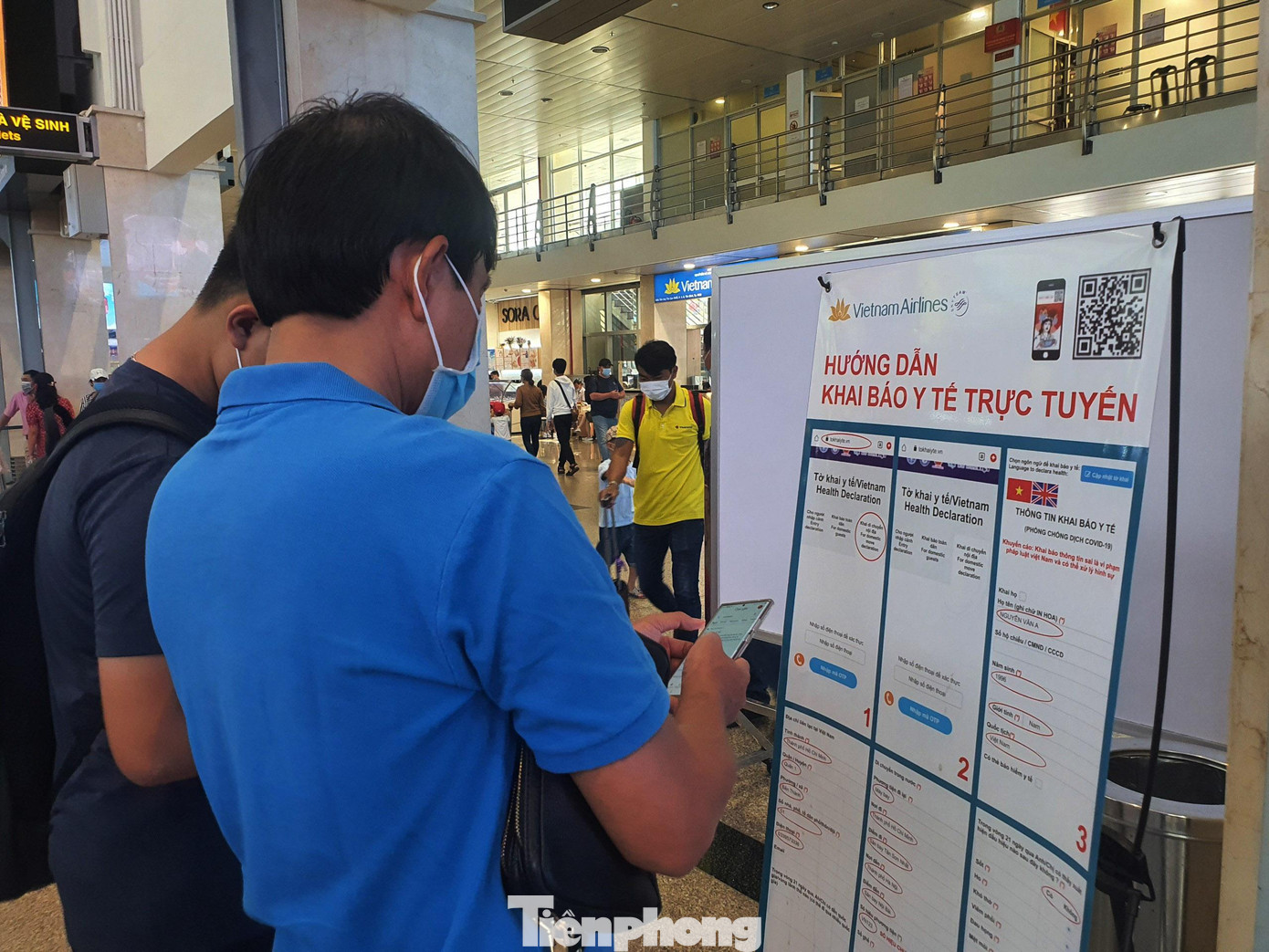 Sân bay cũng trang bị nhiều bảng hướng dẫn hành khách tự làm thủ tục khai báo y tế online trước khi lên máy bay.