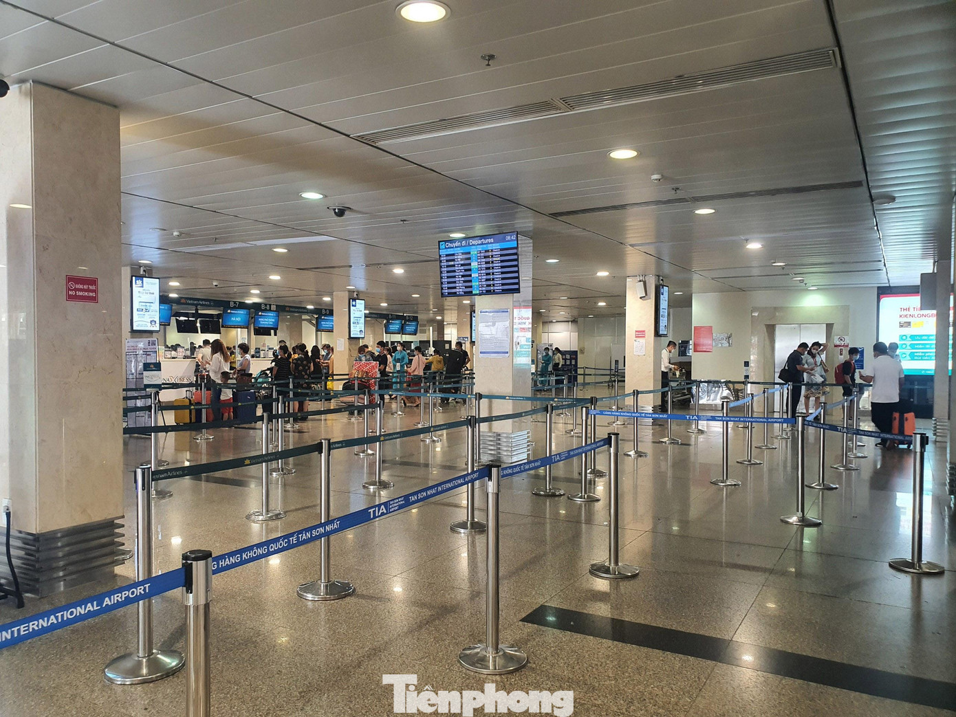 Ghi nhận lúc 9h sáng 30/4, khu vực làm thủ tục bay của hãng Vietnam Airline rất thông thoáng, chỉ có một số ít hành khách.