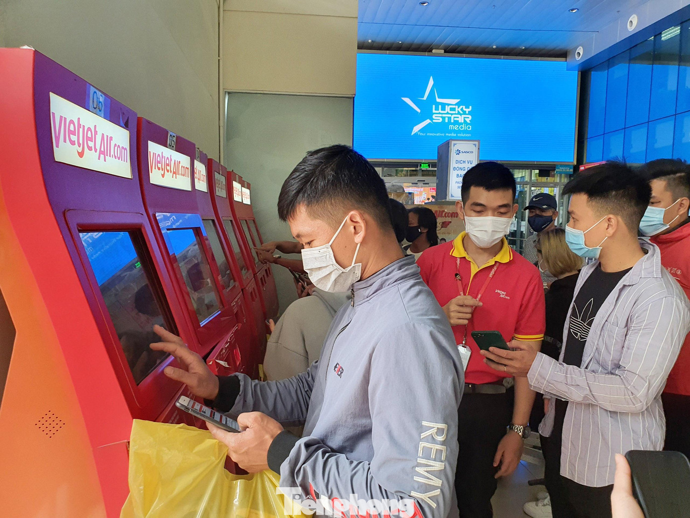 Dù lượng hành khách không cao nhưng các hãng vẫn bố trí nhân viên hướng dẫn hành khách làm thủ tục check-in tại các ki-ốt.