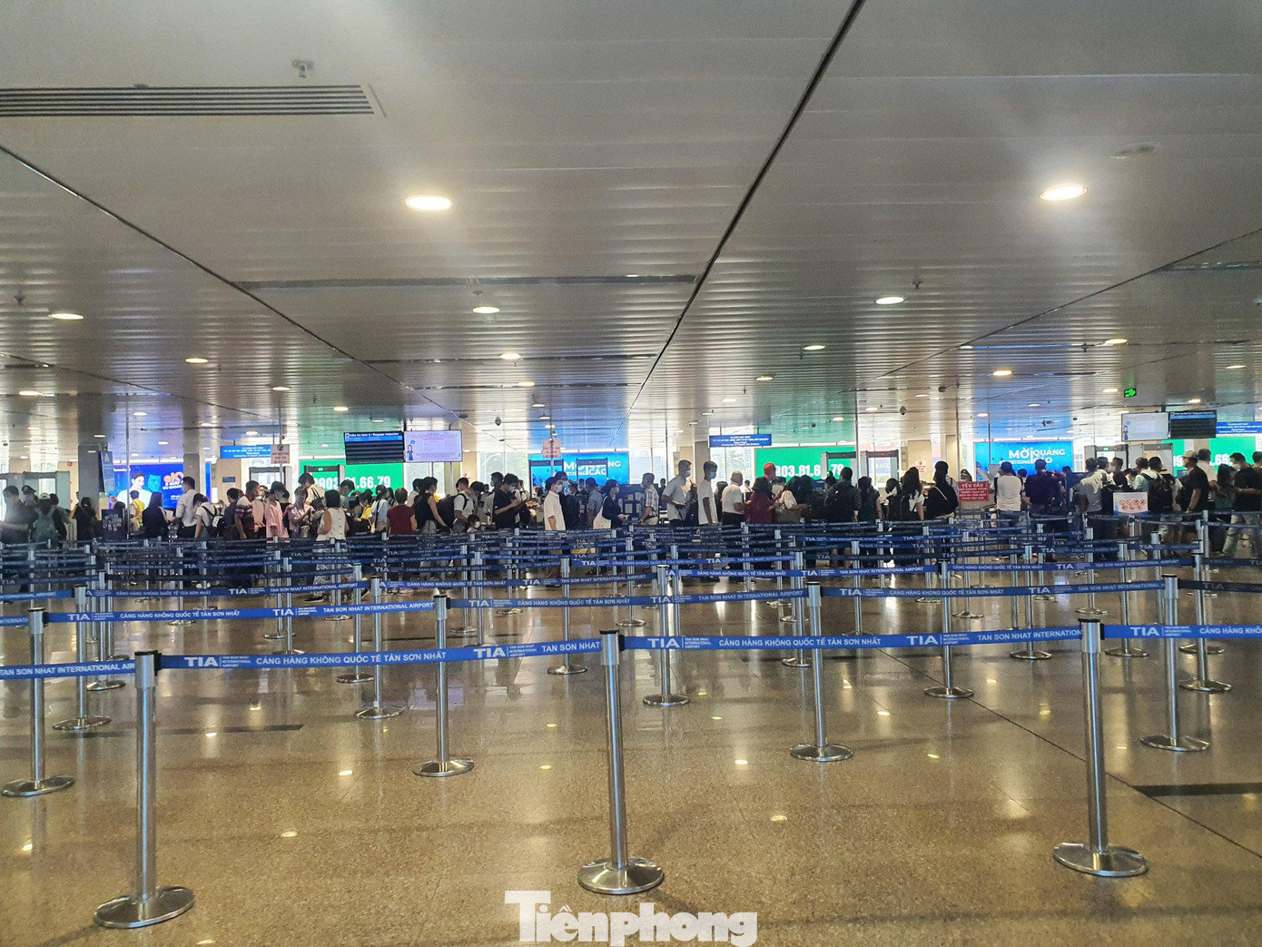 Khác hoàn toàn với những ngày giữa tháng 4, khu vực soi chiếu an ninh ở tầng 2 ga quốc nội thông thoáng lạ thường. Hành khách đến làm thủ tục soi chiếu gần như không phải chờ đợi.