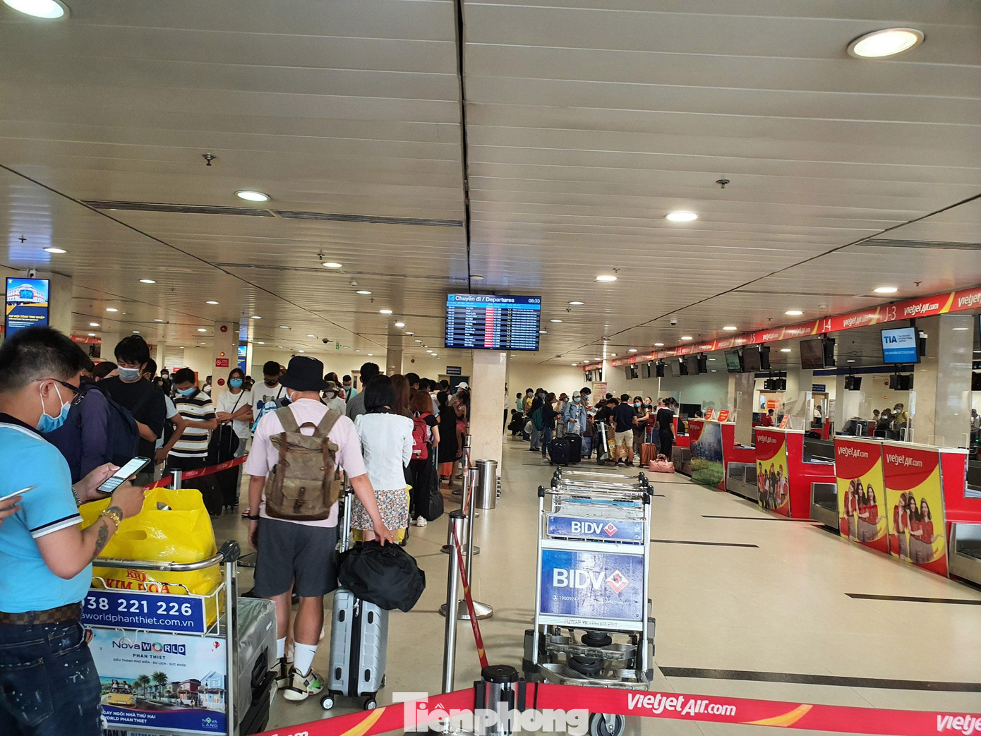 Dù là ngày đầu nghỉ lễ nhưng khu vực check-in của các hãng không còn cảnh xếp hàng dài chờ làm thủ tục bay như những ngày trước.