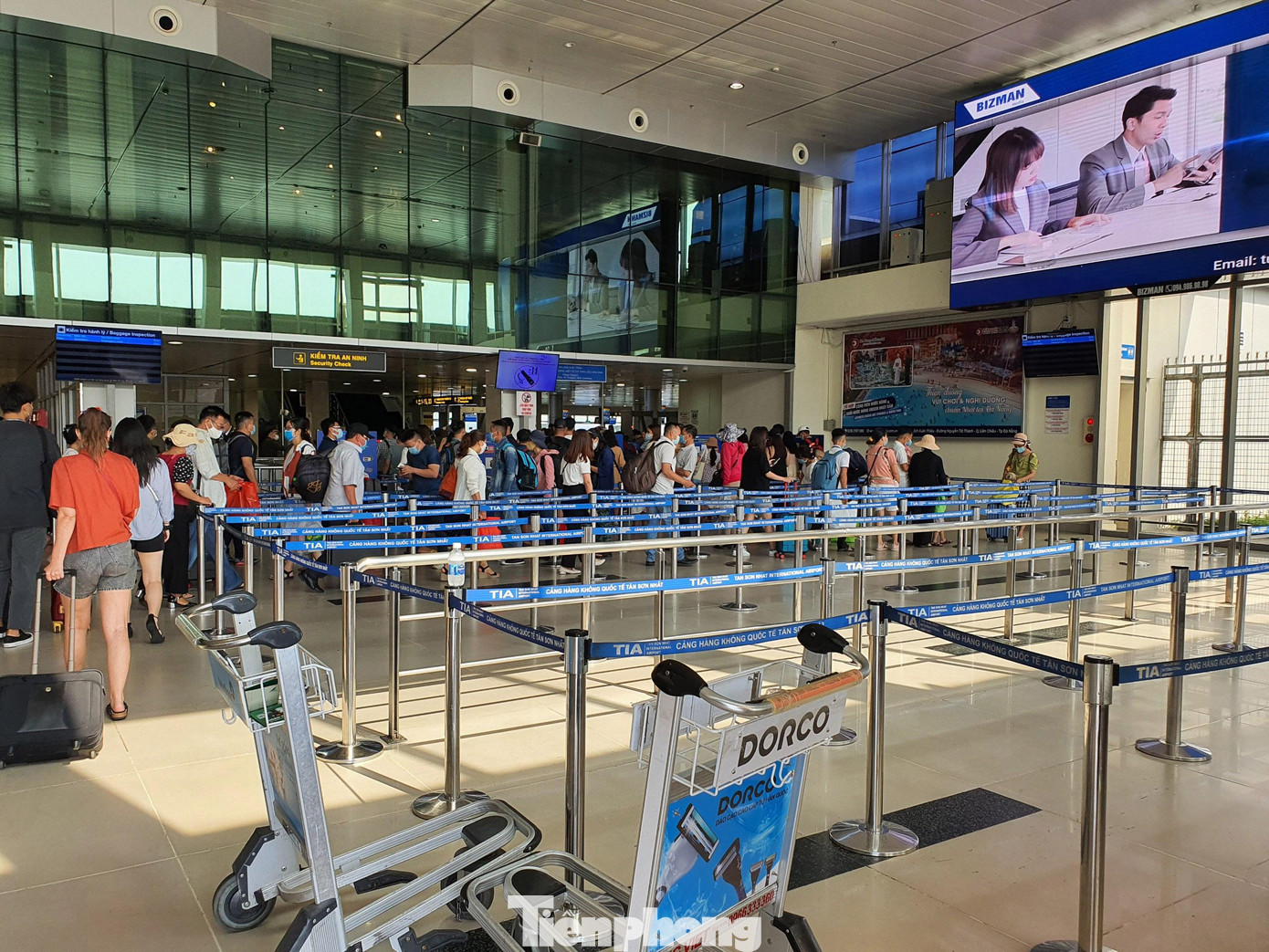 Tại khu vực soi chiếu an ninh của hãng Vietjet Air cũng có rất ít hành khách.