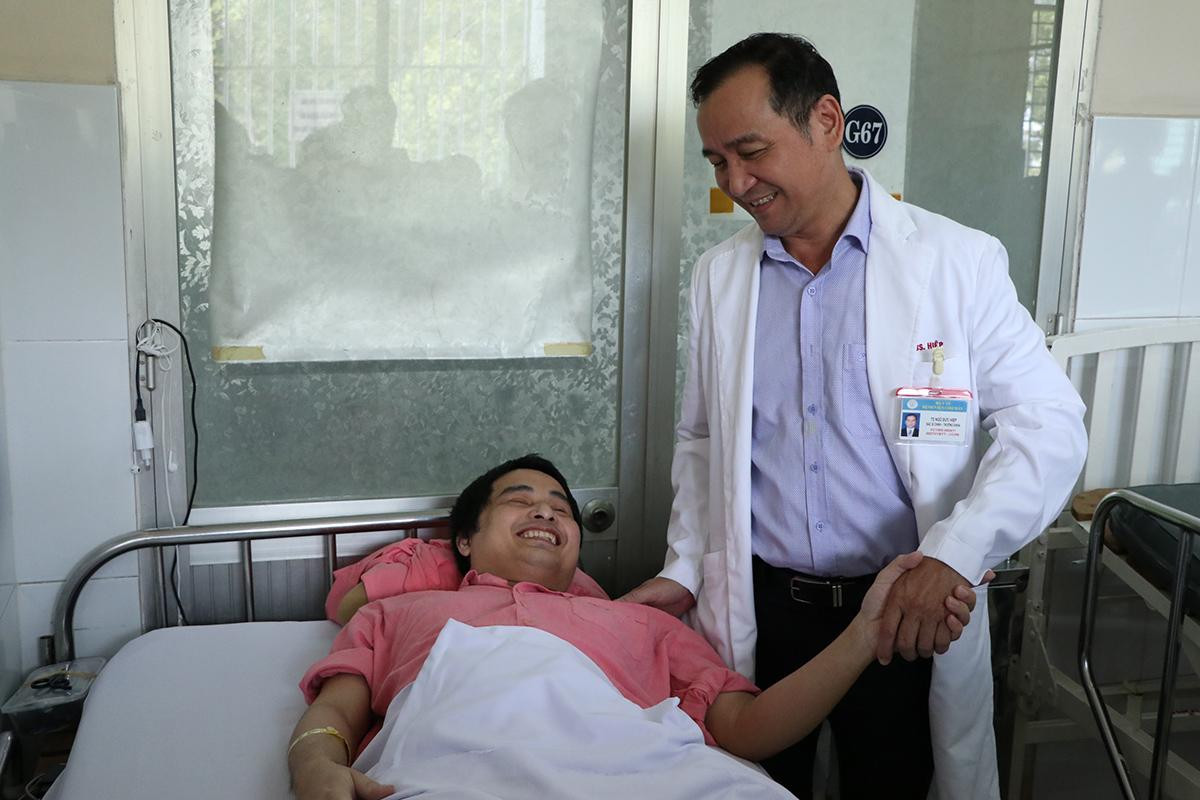 Anh Nghiêm vui mừng khi lần đầu tiên được chính thức xuất viện sau 11 năm.