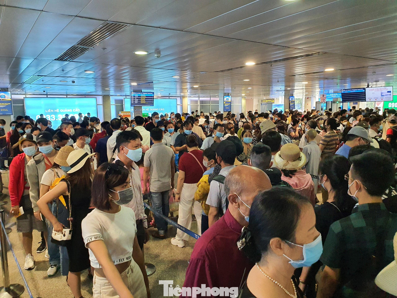 Hàng nghìn người xếp hàng kín mít cả một khu vực rộng lớn để chờ qua cửa soi chiếu an ninh. Hàng nghìn người xếp hàng kín mít cả một khu vực rộng lớn để chờ qua cửa soi chiếu an ninh.