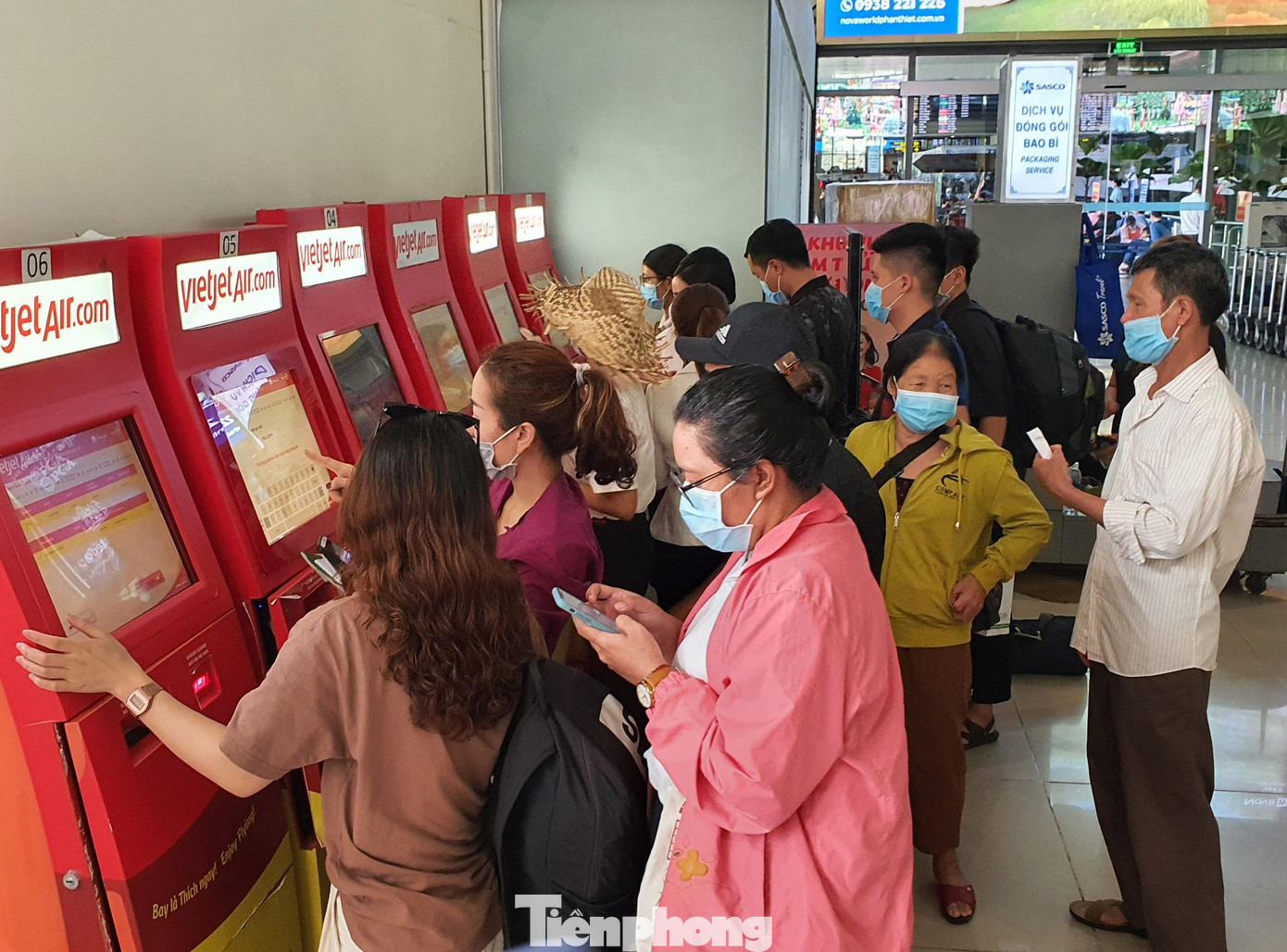 Một số hành khách không có hành lý ký gửi đã đến các ky-ốt checkin tự động để làm thủ tục. Một số hành khách không có hành lý ký gửi đã đến các ky-ốt checkin tự động để làm thủ tục.