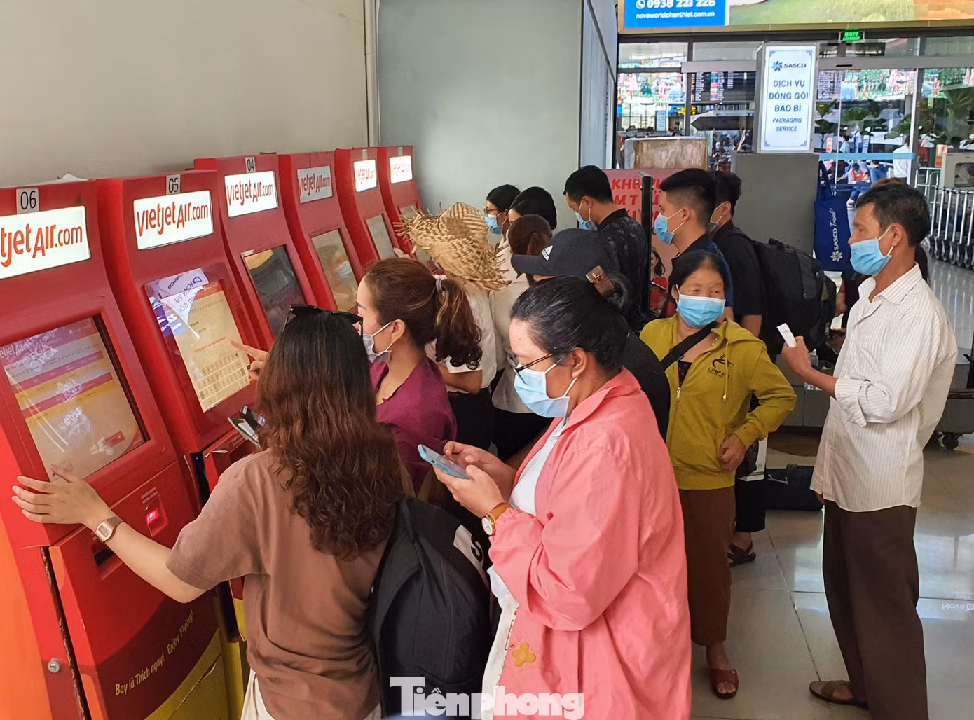 Một số hành khách không có hành lý ký gửi đã đến các ky-ốt checkin tự động để làm thủ tục.
