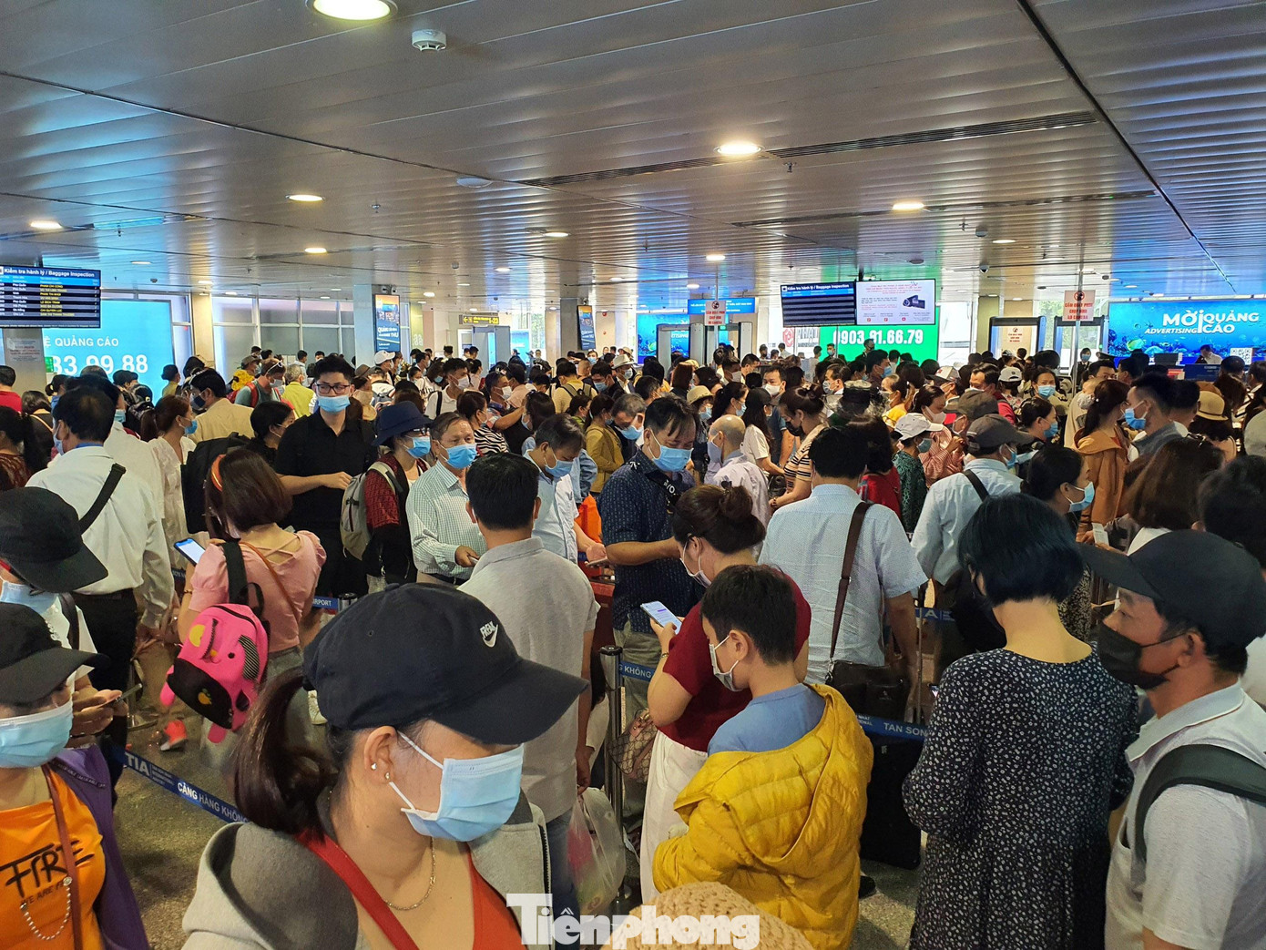 Số lượng hành khách xếp hàng quá đông khiến một số người phải nhờ nhân viên các hãng hàng không dẫn vào bằng đường ưu tiên vì sát giờ lên máy bay. Số lượng hành khách xếp hàng quá đông khiến một số người phải nhờ nhân viên các hãng hàng không dẫn vào bằng đường ưu tiên vì sát giờ lên máy bay.