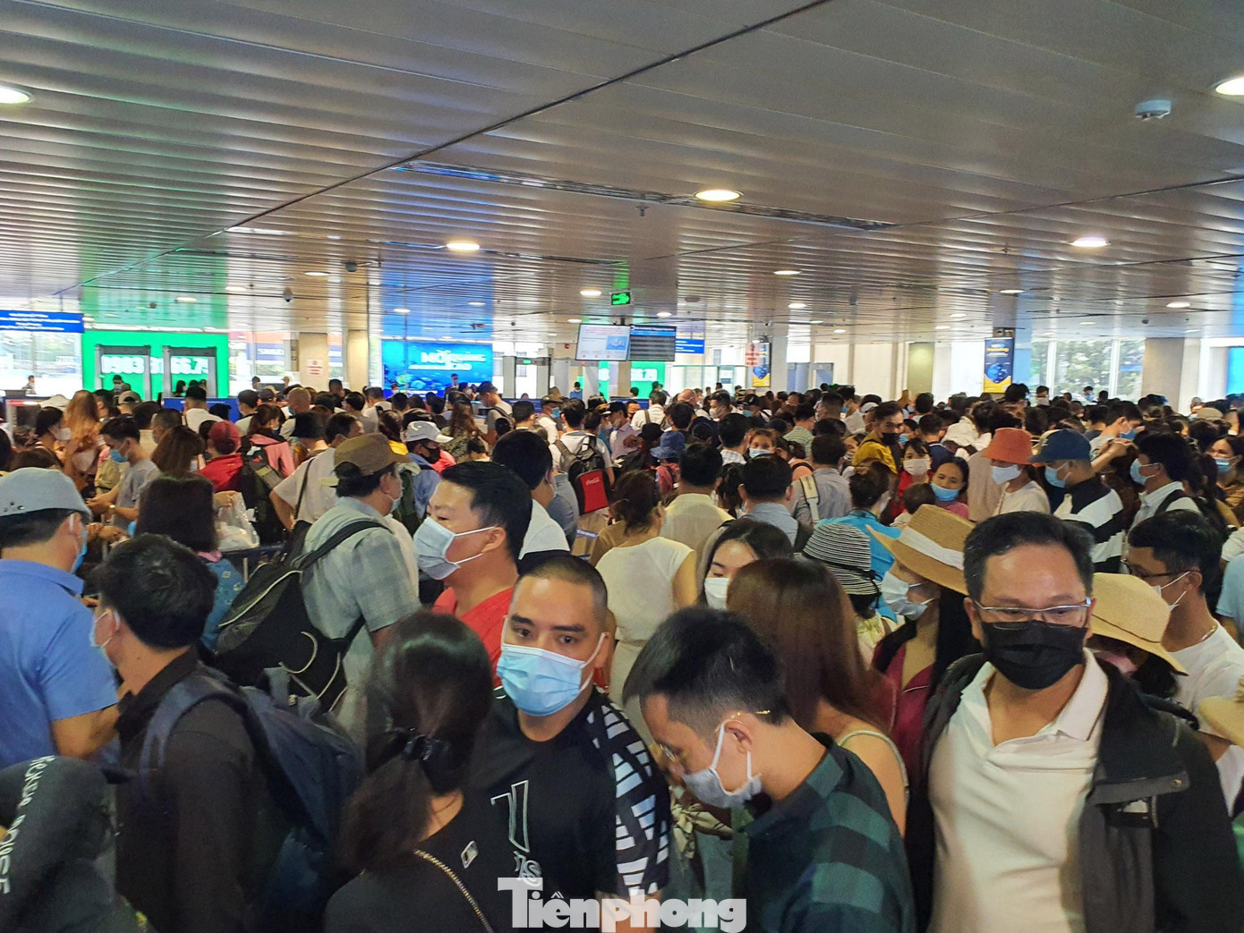 Ghi nhận vào 10h sáng 15/4, khu vực soi chiếu an ninh dành cho hành khách của các hãng Vietnam Airlines, Bamboo, Vietravel Airlines... ở tầng 2, ga quốc nội, sân bay quốc tế Tân Sơn Nhất đông nghẹt người. Ghi nhận vào 10h sáng 15/4, khu vực soi chiếu an ninh dành cho hành khách của các hãng Vietnam Airlines, Bamboo, Vietravel Airlines... ở tầng 2, ga quốc nội, sân bay quốc tế Tân Sơn Nhất đông nghẹt người.