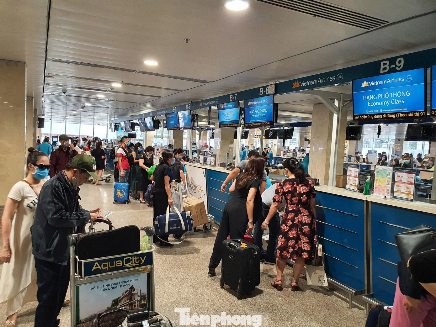 Đến gần 11h trưa, khu vực làm thủ tục của Vietnam Airlines, Bamboo đã thoáng. Đến gần 11h trưa, khu vực làm thủ tục của Vietnam Airlines, Bamboo đã thoáng.