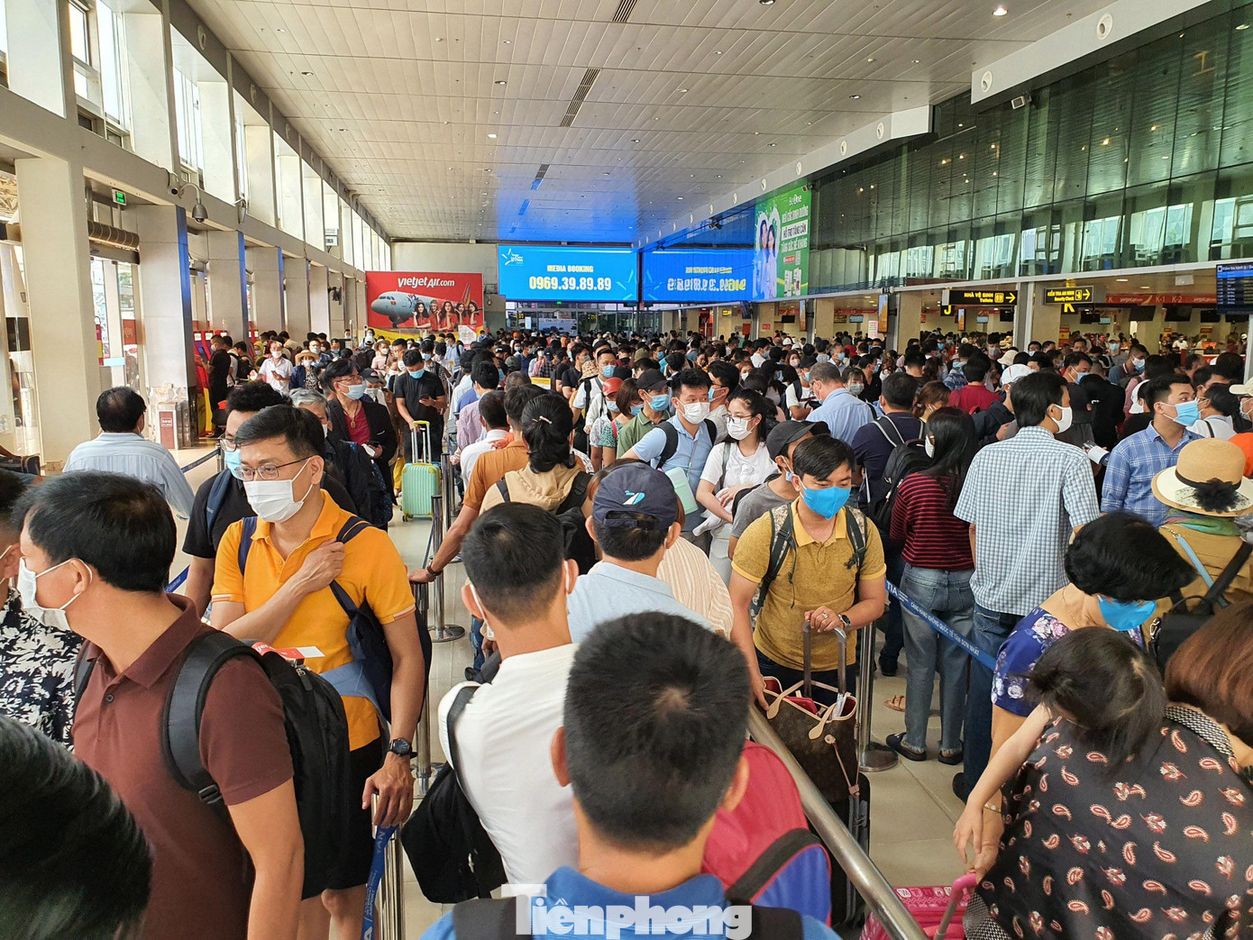 Những ngày gần đây, sân bay Tân Sơn Nhất đông nghẹt người về quê đón Tết.