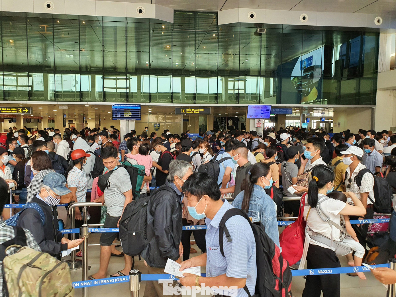 Theo phản ánh của hành khách, tình trạng ùn ứ ở khu vực soi chiếu an ninh bắt đầu từ khoảng 6h sáng. Theo phản ánh của hành khách, tình trạng ùn ứ ở khu vực soi chiếu an ninh bắt đầu từ khoảng 6h sáng.