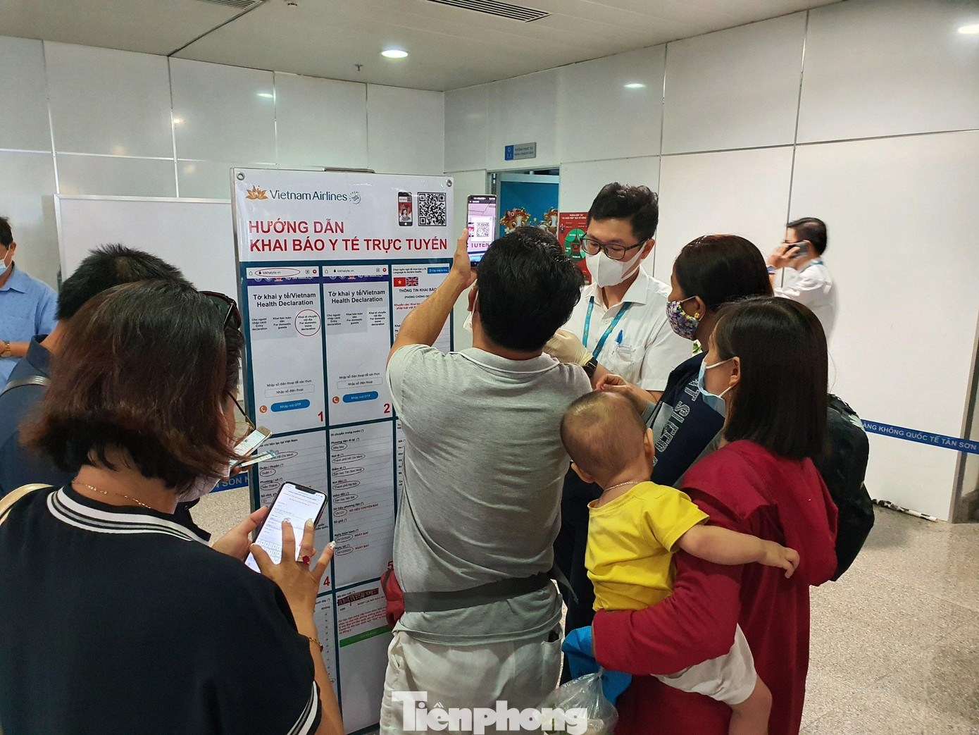 Nhiều hành khách không khai báo y tế từ trước nên khi đến sân bay phải xếp hàng chờ làm thủ tục, khai báo y tế. Nhiều hành khách không khai báo y tế từ trước nên khi đến sân bay phải xếp hàng chờ làm thủ tục, khai báo y tế.