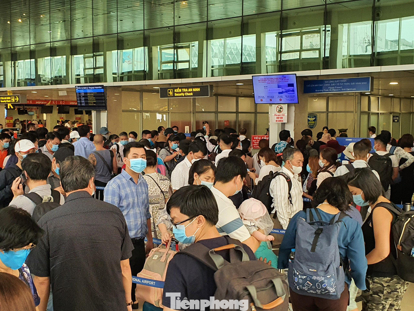 Bên cạnh đó, nhu cầu đi lại tăng cao trước thềm nghỉ lễ 30/4-1/5 tăng cao nên việc soi chiếu an ninh cũng được tăng cường. Bên cạnh đó, nhu cầu đi lại tăng cao trước thềm nghỉ lễ 30/4-1/5 tăng cao nên việc soi chiếu an ninh cũng được tăng cường.