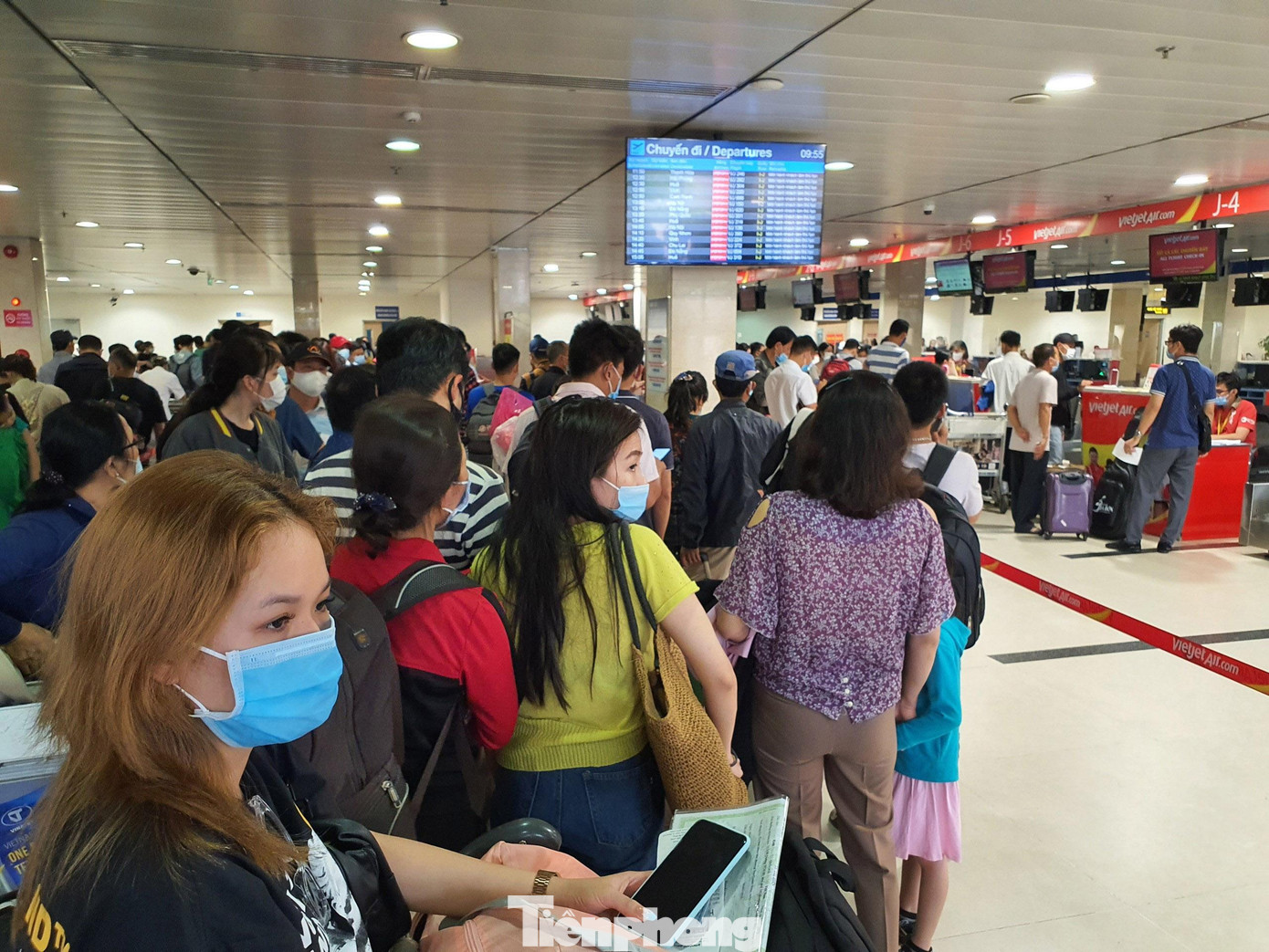 Tuy nhiên, khu vực làm thủ tục của hãng Vietjet Air vẫn đông nghẹt người xếp hàng chờ. Tuy nhiên, khu vực làm thủ tục của hãng Vietjet Air vẫn đông nghẹt người xếp hàng chờ.