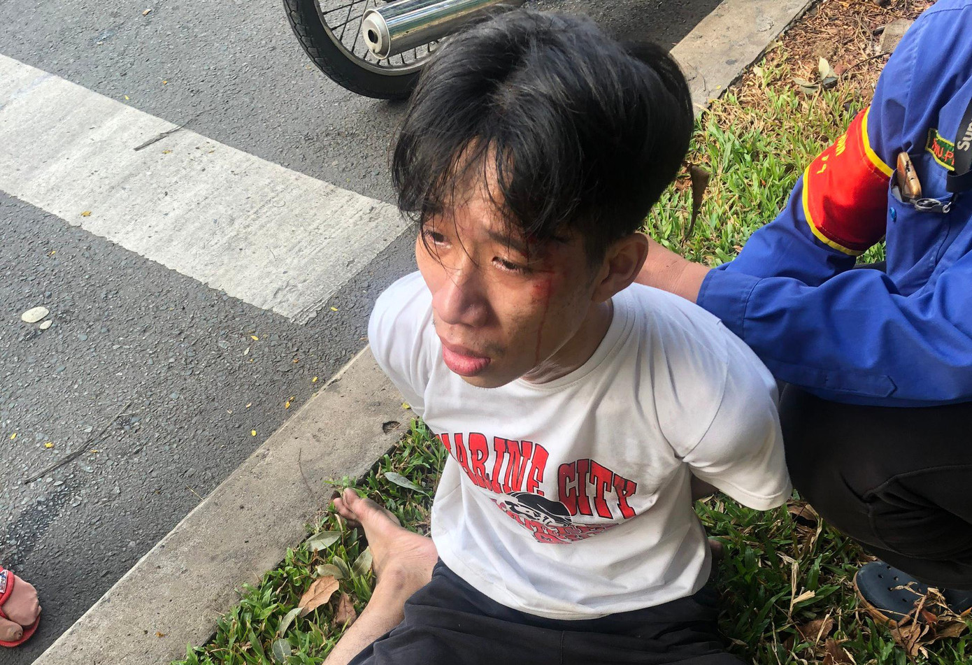 Nam thanh niên bị khống chế tại hiện trường. Nam thanh niên bị khống chế tại hiện trường.