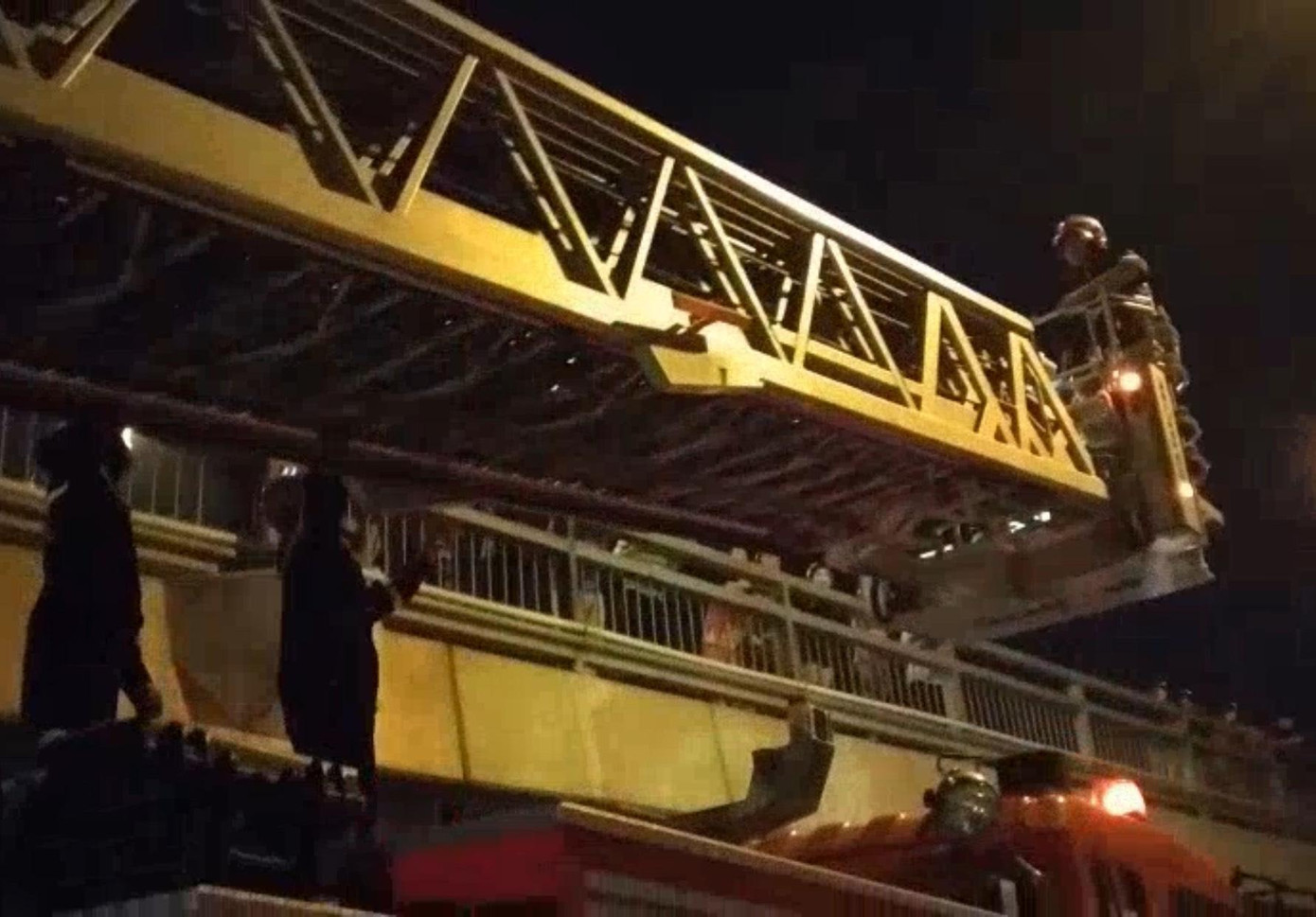 Lính cứu hỏa dùng xe thang giải cứu người mắc kẹt trong đám cháy. Lính cứu hỏa dùng xe thang giải cứu người mắc kẹt trong đám cháy.