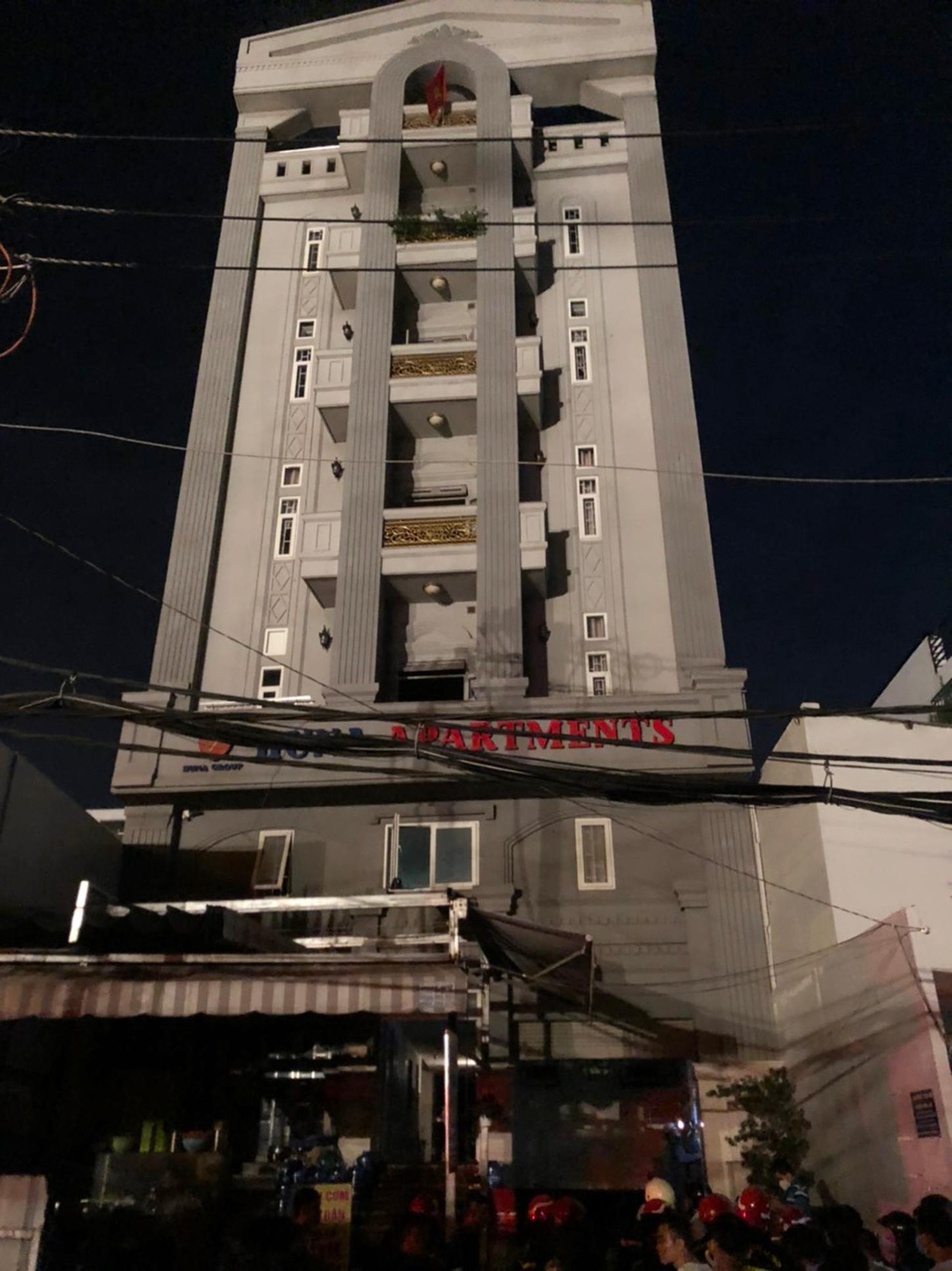 Tòa nhà xảy ta vụ cháy trong đêm. Tòa nhà xảy ta vụ cháy trong đêm.