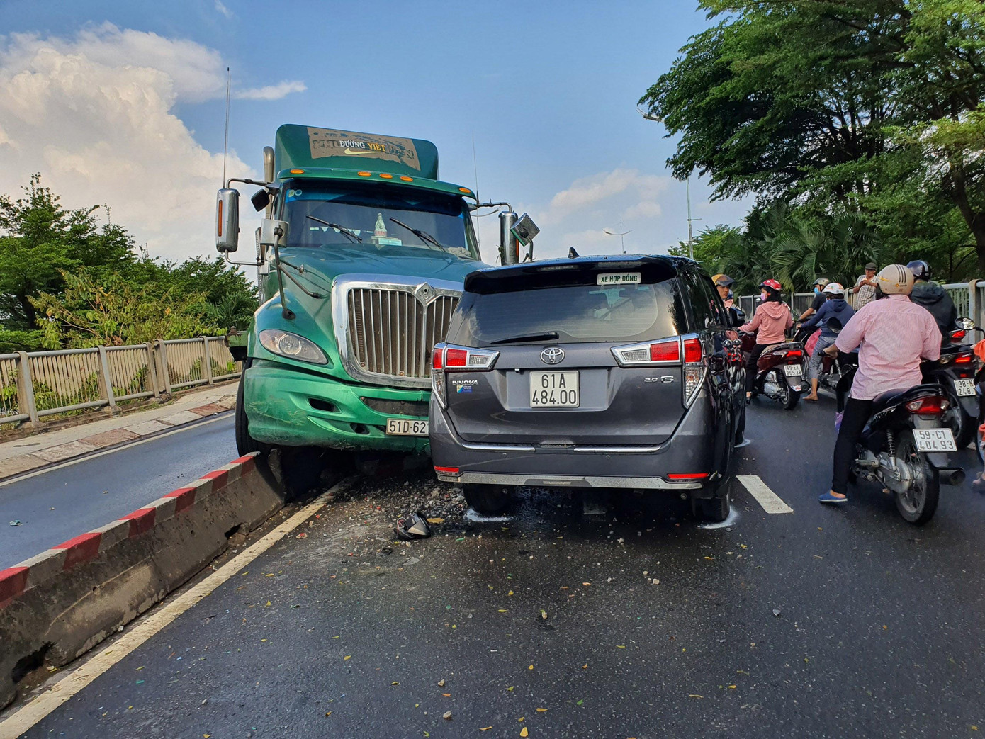 Ô tô 7 chỗ bị tông bẹp phần hông.