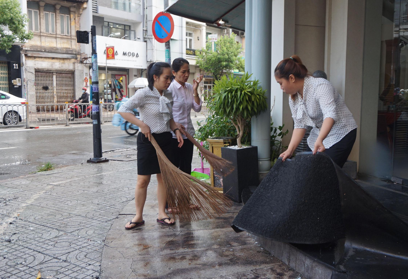 Nhân viên khách sạn dọn dẹp sau khi ngọn lửa được dập tắt.