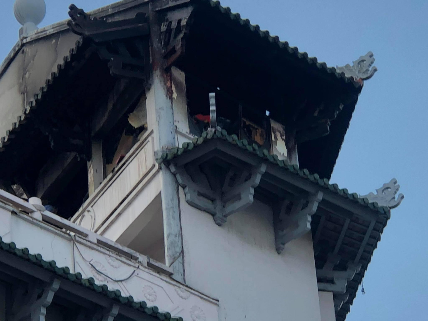 Phần mái khách sạn bị sét đánh bốc cháy.