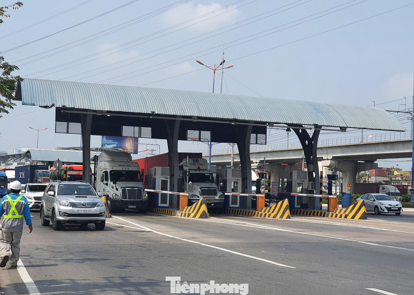 Ông Nguyễn Thanh Nam, Giám đốc Ban điều hành dự án xa lộ Hà Nội, thuộc Công ty cổ phần Đầu tư hạ tầng kỹ thuật TPHCM (chủ đầu tư) cho biết, trạm thu phí hoạt động từ 0h sáng 1/4. Đến khoảng 7h sáng, lưu lượng phương tiện giao thông vào trung tâm thành phố tăng cao gây dồn ứ cục bộ.