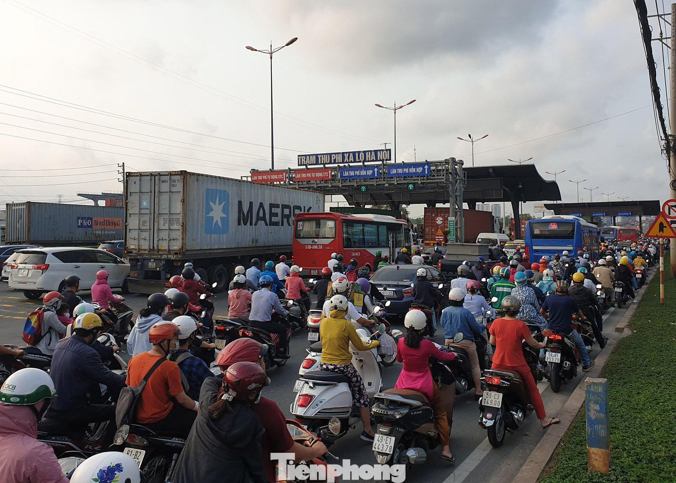 Bên cạnh đó, các loại xe tải, xe container ra vào cảng Trường Thọ (nằm sát trạm thu phí) để giao nhận hàng xung đột với dòng xe đang lưu thông trên xa lộ Hà Nội cũng là nguyên nhân gây kẹt xe cục bộ.