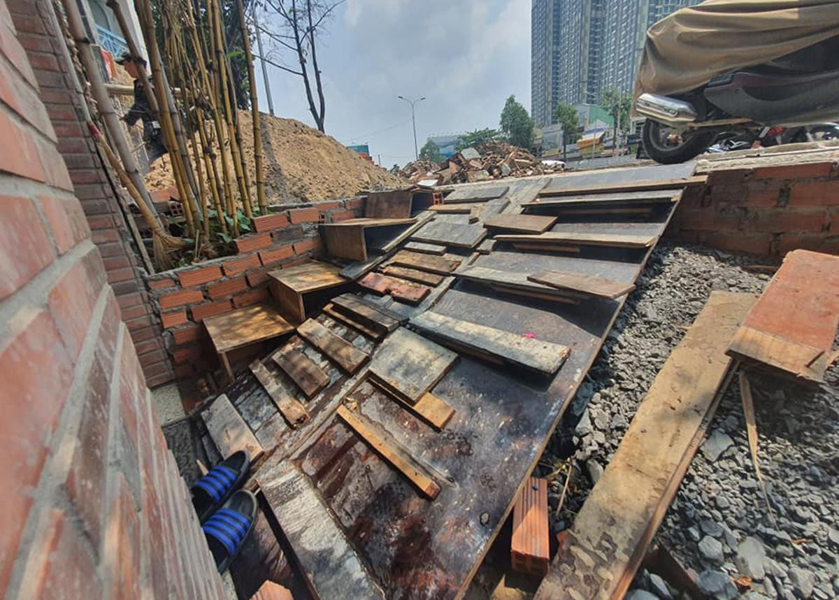 Nền nhà dân thấp hơn mặt đường cả mét.