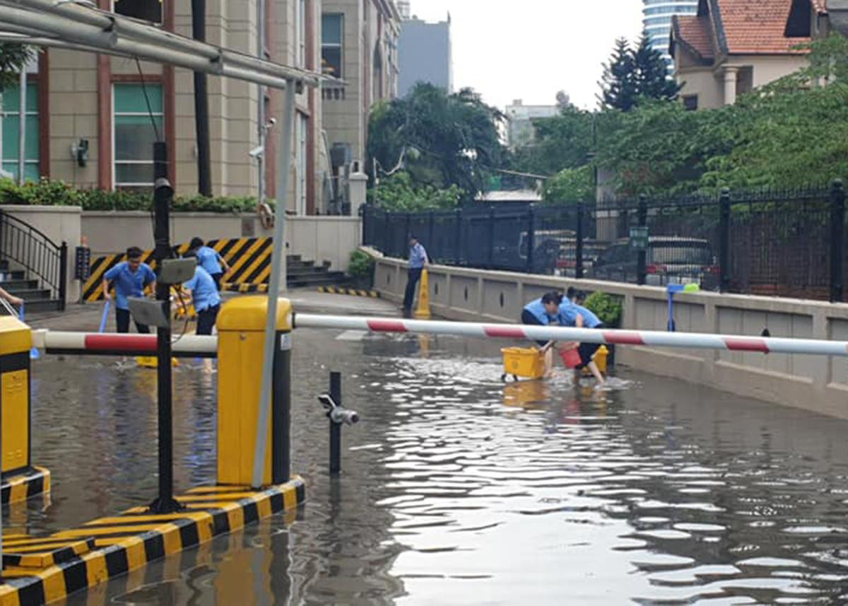 Nước từ ngoài đường tràn vào chung cư sau khi mặt đường được nâng cao.