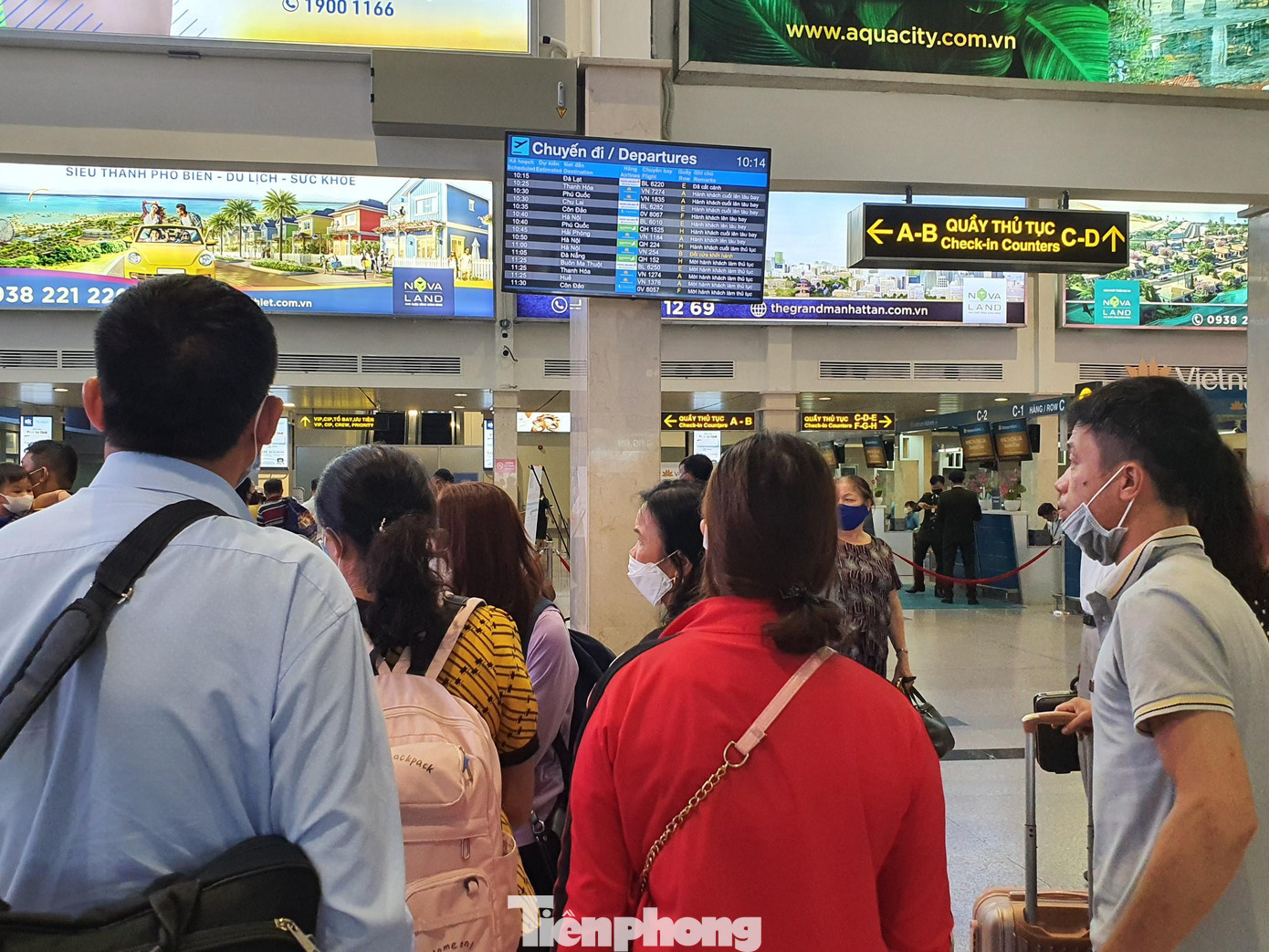 Lãnh đao Cảng Hàng không quốc tế Tân Sơn Nhất cho biết, để đề phòng tình trạng ùn tắc tại khu vực soi chiếu an ninh, đơn vị đã bổ sung 5 máy soi chiếu từ ga quốc tế qua ga quốc nội.