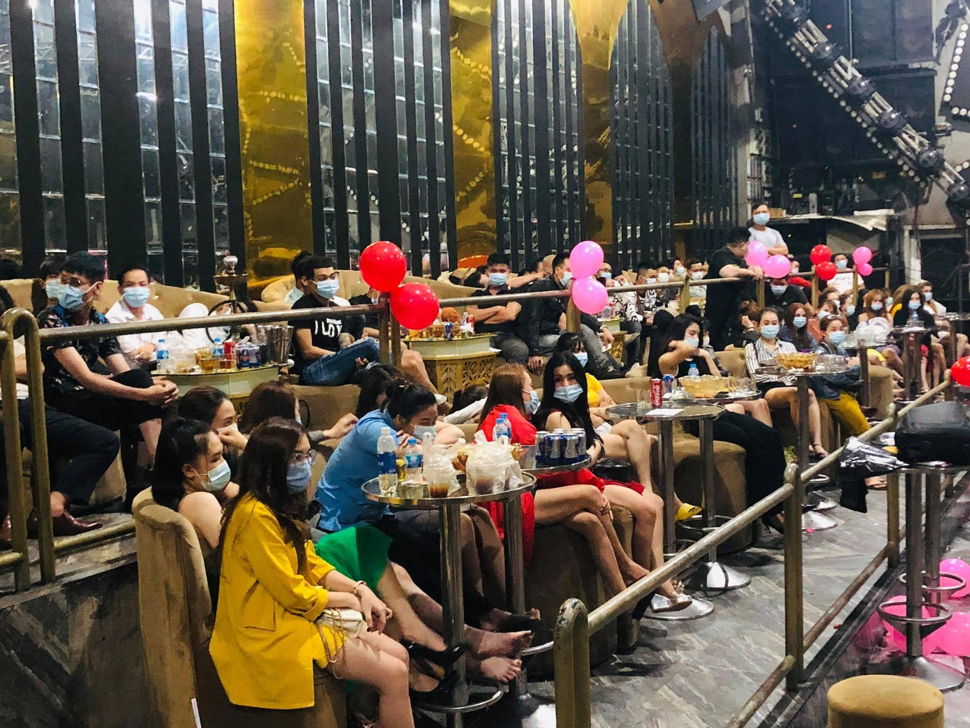 Hơn 200 người được đưa về trụ sở công an làm việc trong đêm. Hơn 200 người được đưa về trụ sở công an làm việc trong đêm.