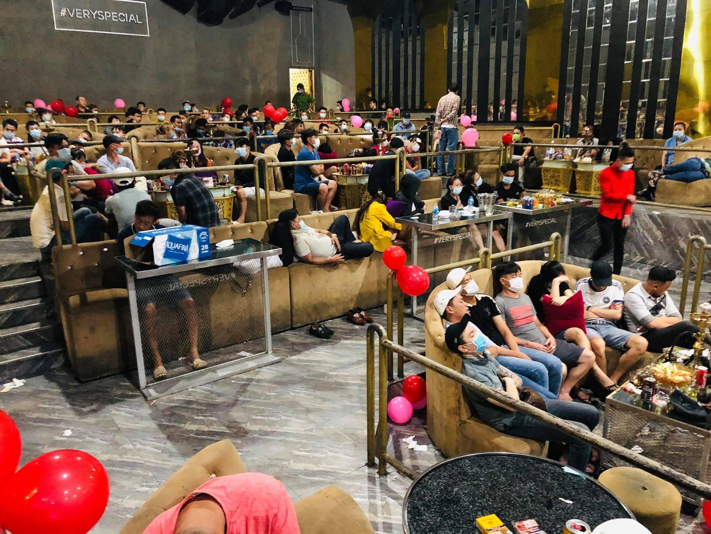 Lực lượng chức năng thu giữ nhiều tang vật trong quán bar. Lực lượng chức năng thu giữ nhiều tang vật trong quán bar.