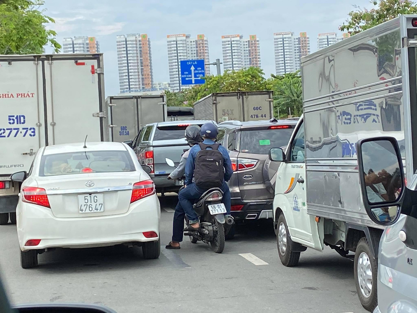 Hàng nghìn ô tô, xe máy chen chân trên xa lộ Hà Nội hướng từ cầu Rạch Chiếc đi cảng Cát Lái.