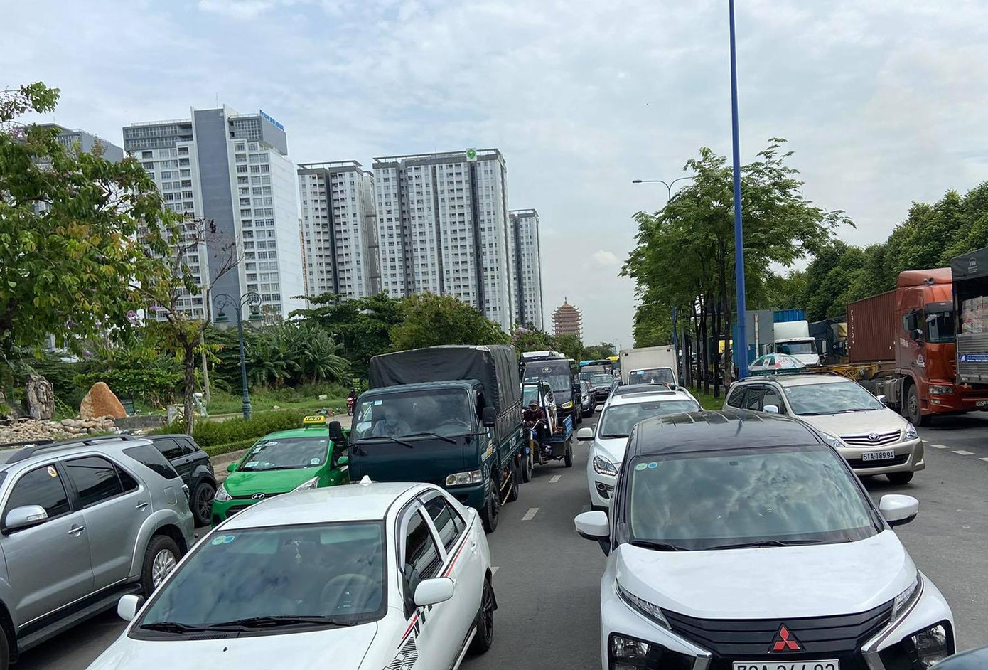 Trong đó, các tuyến đường dẫn vào cảng Cát Lái như xa lộ Hà Nội, Mai Chí Thọ, Đồng Văn Cống… TP Thủ Đức đông nghẹt, các phương tiện nối đuôi nhau di chuyển hết sức khó khăn.