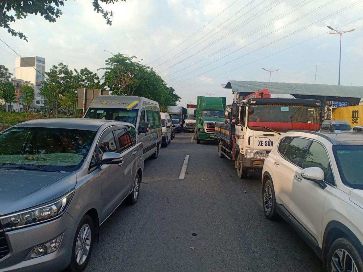 Đặc biệt, vào giờ cao điểm từ 7h-9h sáng, lượng phương tiện đổ ra đường lớn gây áp lực khiến giao thông ùn tắc không lối thoát.