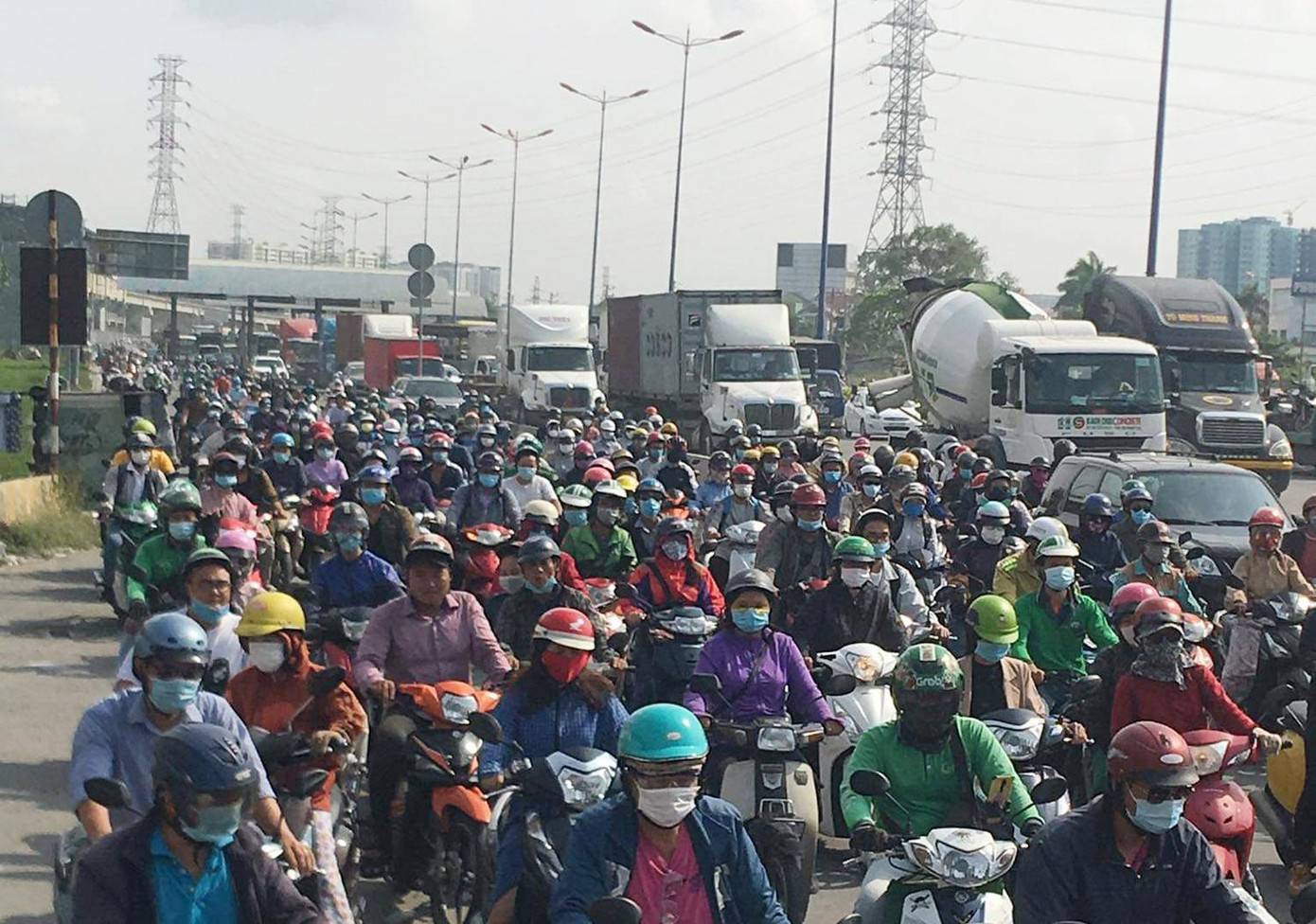 Đại diện Công ty cổ phần Đầu tư xây dựng hạ tầng kỹ thuật TPHCM (đơn vị quản lý trạm thu phí) cho biết việc ùn xe sáng nay hoàn toàn không phải do Trạm thu phí Xa lộ Hà Nội gây ra, mà chủ yếu do lượng xe container tranh thủ dồn hàng nghỉ lễ ra vào cảng nên tăng đột biến.