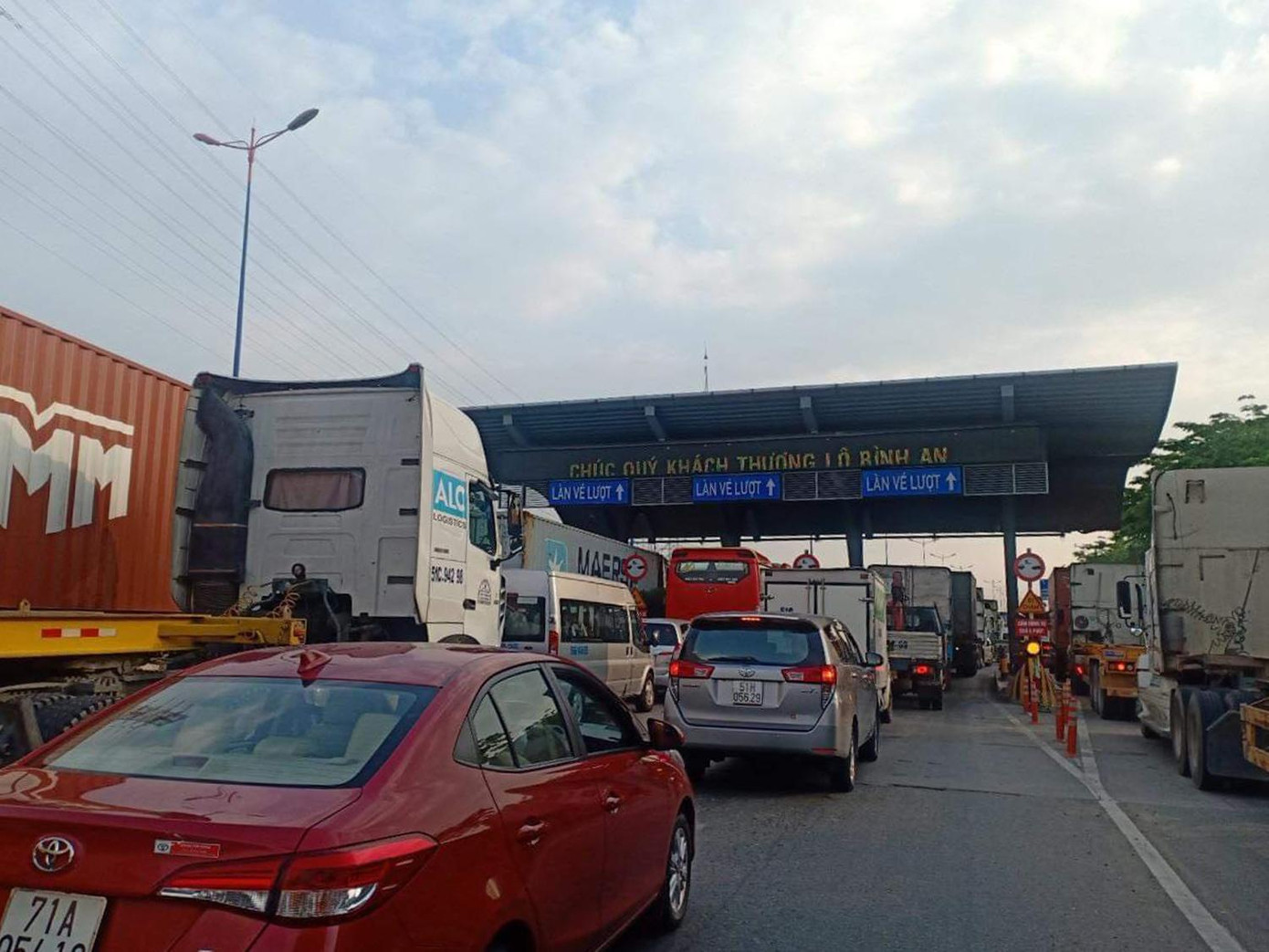 Đoạn xa lộ qua trạm thu phí từ ngã tư MK đến nút giao thông cầu vượt Cát Lái lưu thông hết sức khó khăn do dòng xe phải dừng chờ để qua trạm thu phí.