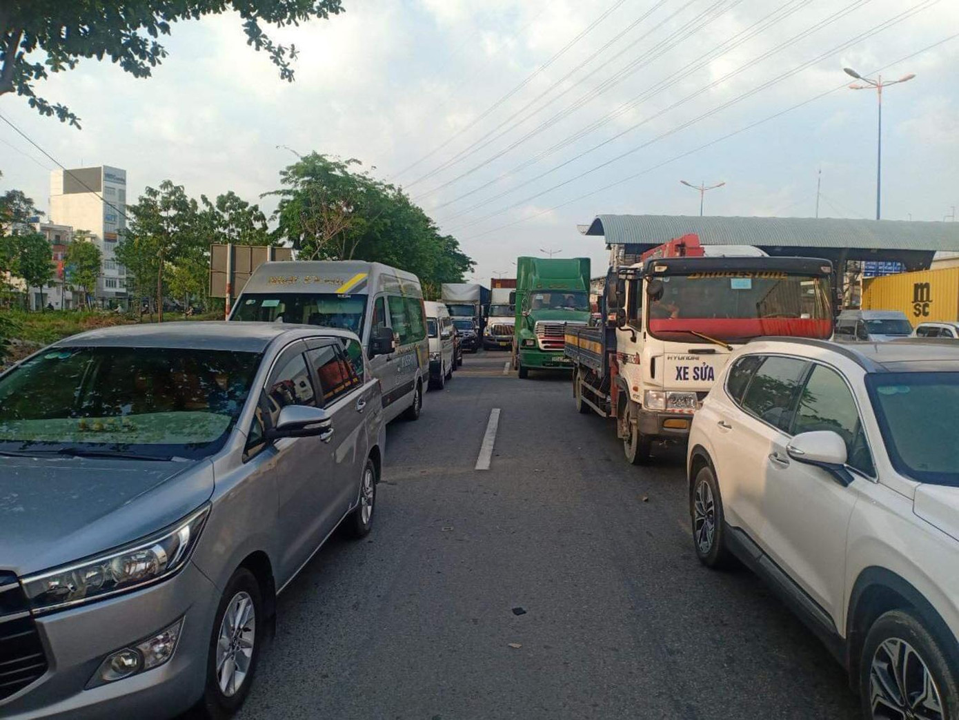 Dù xảy ra tình trạng kẹt xe kéo dài nhưng phía nhà đầu tư trạm thu phí không tiến hành xả trạm mà hoạt động bình thường.